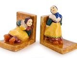 deux figurines représentant une femme et un homme assis sur un banc