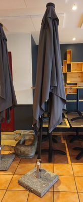 trois parapluies exposés dans une pièce