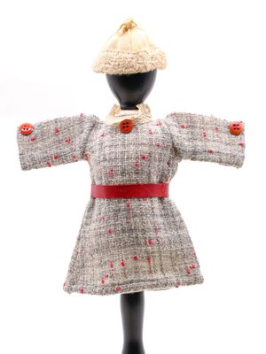 une photo d'un mannequin vêtu d'une robe et d'un chapeau de paille