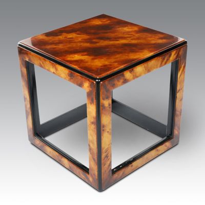 une petite table carrée en bois entourée d'un cadre métallique