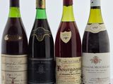 quatre bouteilles de vin sont alignées sur une table