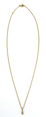 gros plan d'un collier sur fond blanc