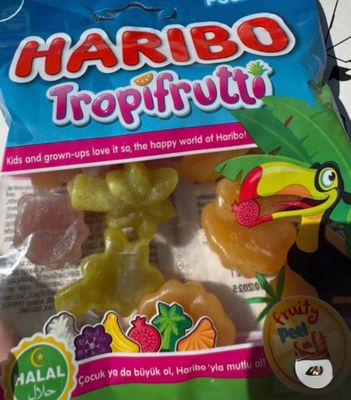un sac de fruits posé sur une table