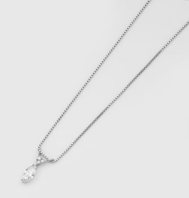 gros plan d'un collier sur une surface blanche