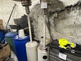 un chauffage au gaz posé à côté d'une voiture dans un garage