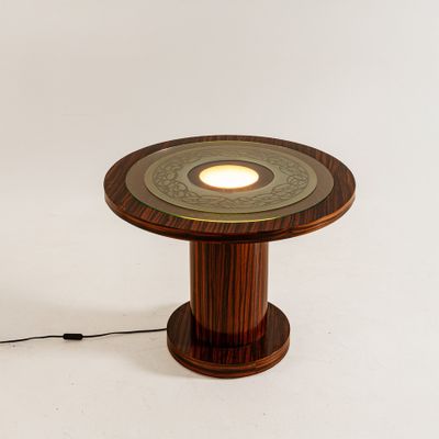 une table en bois sur laquelle est posée une lampe