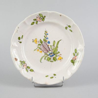 une image représentant une assiette sur laquelle figure une libellule