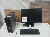 un ordinateur de bureau posé sur une table avec un clavier et une souris