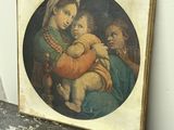 une peinture ancienne représentant une femme tenant un enfant dans ses bras