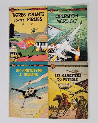 quatre bandes dessinées anciennes sont posées sur une surface blanche