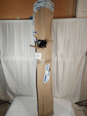 un chat assis sur une boîte en carton posée sur des toilettes