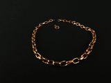 un bracelet en chaîne en or sur fond noir