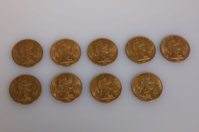 un ensemble de six souverains d'or sur un fond blanc