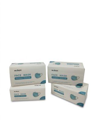 trois boîtes de masques faciaux sur fond blanc