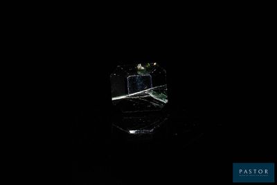 un verre de vin posé sur une table dans l'obscurité