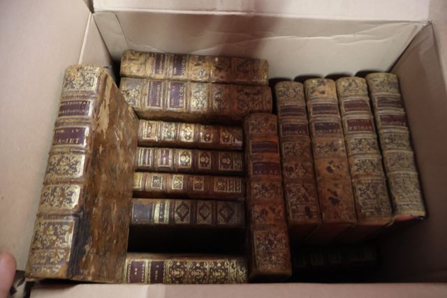2 cartons de livres du 18° siècle la plupart dépareillés, dont le...