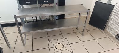 une table posée à même le sol dans la cuisine