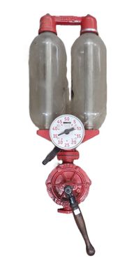 une borne d'incendie rouge à laquelle sont fixées deux bouteilles d'eau