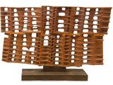 une photo d'une sculpture représentant une structure en bois posée sur un socle en bois
