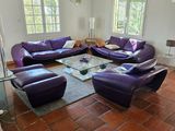 un salon avec des canapés violets et une table basse
