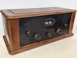 an old radio that is sitting on a table
