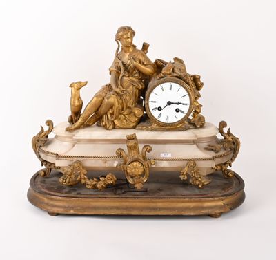 une horloge posée sur une table