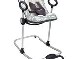 le bébé est assis dans sa chaise haute, le siège relevé
