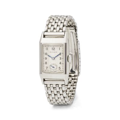 une photo d'une montre-bracelet pour femme avec un cadran blanc