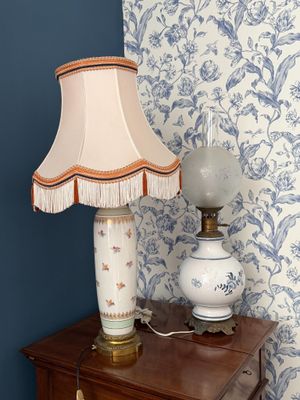 une lampe posée sur une table en bois