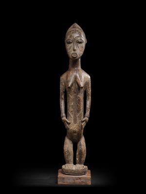 une image représentant une statue en bois d'une femme