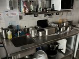 de nombreuses casseroles et poêles sur le comptoir de la cuisine