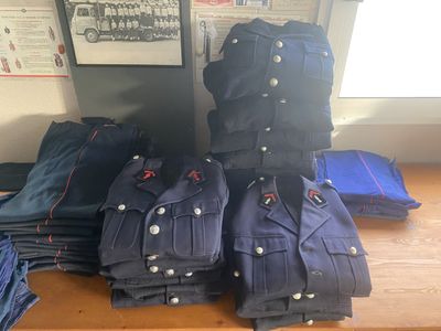 une pile de jeans et de vestes posée sur une table