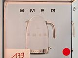 Deux cartons de bouilloires Smeg sont exposés dans un magasin