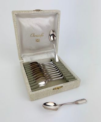a box with a set of spoons and spoons in it