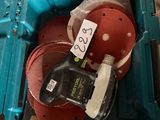 une valise bleue contenant un casque et d'autres objets