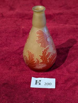 un petit vase posé sur un tissu rouge