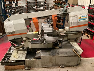 une machine posée sur une table dans un entrepôt