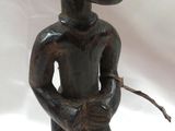 statue d'un homme avec un oiseau sur la tête