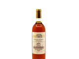 la bouteille de vin est posée sur une surface blanche