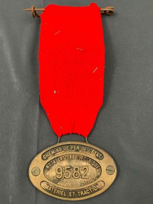 un gros plan d'une médaille ornée d'un ruban rouge