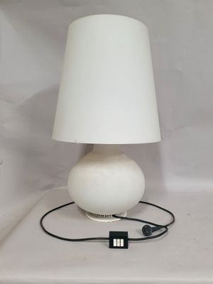 une lampe blanche posée sur une table blanche