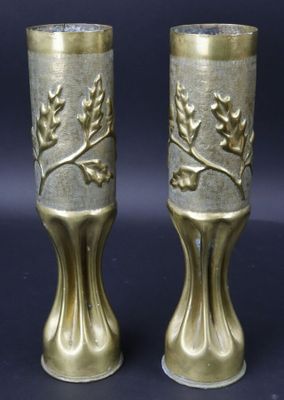 deux vases posés l'un à côté de l'autre sur une table