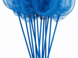 un bouquet de fleurs en plastique bleues sur fond blanc