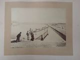 une photo en noir et blanc d'un groupe de personnes sur la plage