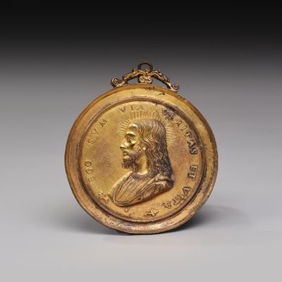 Médaille de dévotion circulaire en bronze doré et ciselé fig…