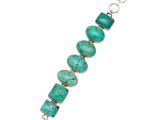 un gros plan sur un bracelet orné de pierres de turquoise