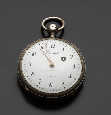 gros plan d'une montre de poche sur une surface noire