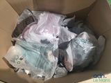 une boîte en carton remplie de vêtements et d'autres objets