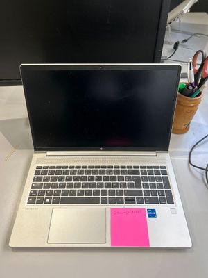 un ordinateur portable ouvert posé sur un bureau blanc