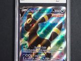 une image représentant une carte Pokémon posée sur une table